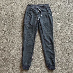 Figs women’s gray jogger scrubs